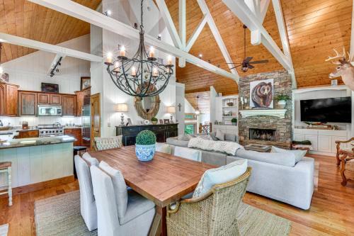 Cullowhee House | 8 Mi to Ski Sapphire! Multi-Level Family Retreat