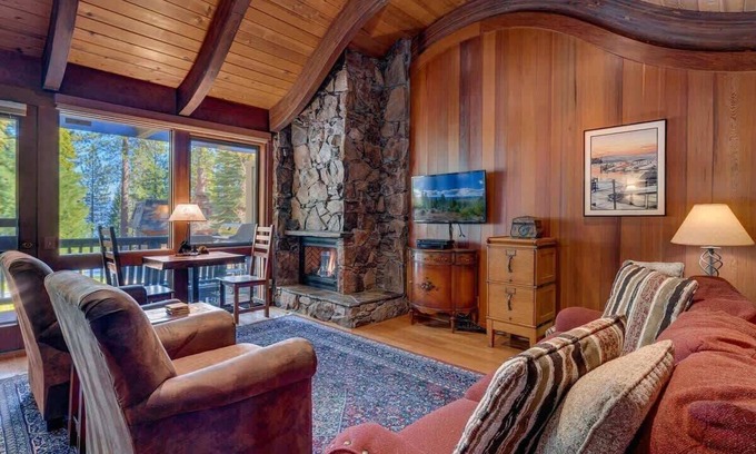 Tahoe Tavern House | 8 miles to Ski Palisades Tahoe-Alpine|Walk to Town