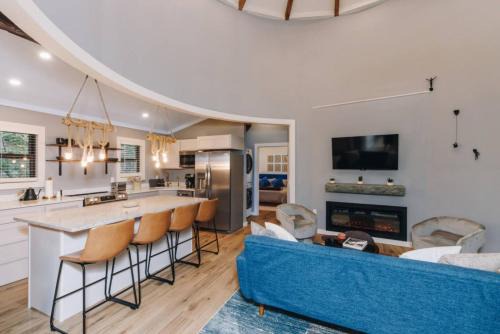 Saint Helens House | 8 Min to Zip Lines Unique Stay King Bed