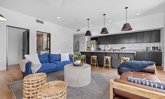 Historic Waverly Condo | 8 Minutes to Broadway-Balcony-King Beds-Walkable