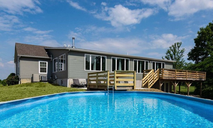 Rutland House | 80 Acres, Pool, Game room w/Ping Pong & Billiards!