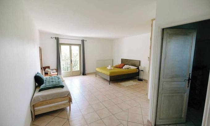 Althen-des-Paluds House | 84B5 - Hibiscus, suite in an 18th century Provencal farmhouse