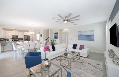 Loughman House | 8821JD LUXURY 6 BED/6 BA (SANITIZED)