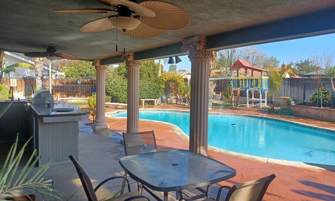 Greenacres House | A beautiful 3 bedrooms 2 Living rooms and 2 bathrooms