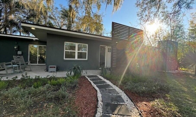 Mount Dora House | A beautiful lakeside retreat for the whole family, even your pets!n