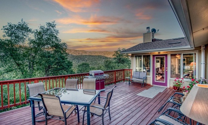 Oakhurst Bed & Breakfast | A Bed of Roses
