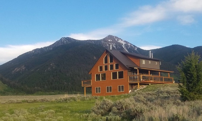 Cameron House | A bit of paradise in the Upper Madison Valley