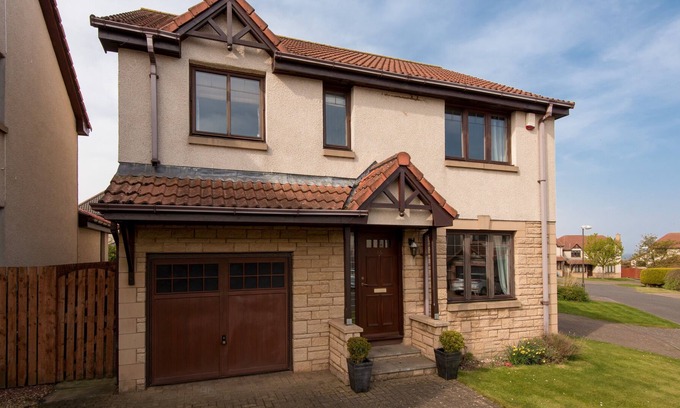 North Berwick House | A fabulous 4-bedroom detached holiday home, with an attractive garden and private parking.