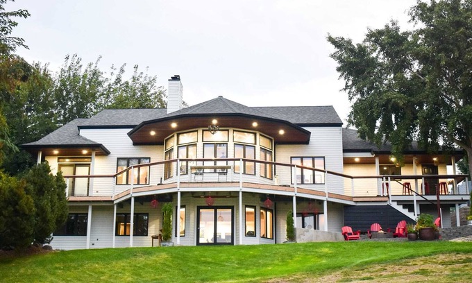 Lewiston House | A golf course home with game room and amazing outdoor space.