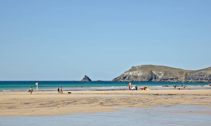 St Merryn Cabin | A light and spacious lodge with one double with walk in wardrobe and en-suite shower and one twin.