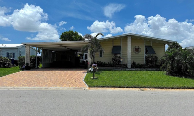 Ellenton House | A little slice of paradise😎, with resort style living.