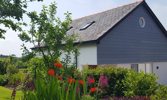 Poughill House | A luxurious spacious home, village location. 5 mins to the beach, EV Charger.