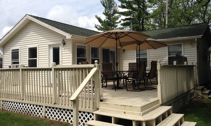 Lexington House | A modern family home with a great view of the lake and 75 yards from the beach