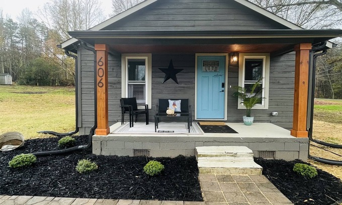 Boger City House | A Modern LincolntonCottage featuring 2 Queen bedrooms & 1.5 Bathrooms