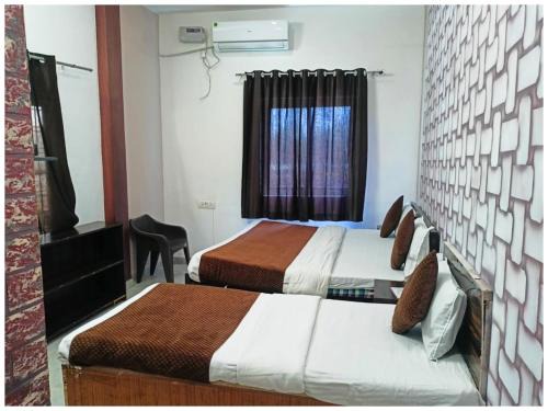 Mathura Hotel | A PREMIUM HOTEL N A N D # P A L A C E - Near Sri Krishna Janambhoomi - Mathura Railway Juction - Parking and Wifi Facilities - Air Conditioning Luxury Room - A Top Rated Four Star Hotel