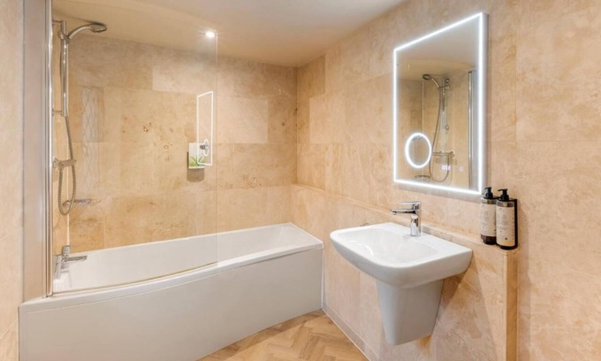 Milton Damerel House | A quiet haven in the heart of North Devon with a variety of elegant rooms.