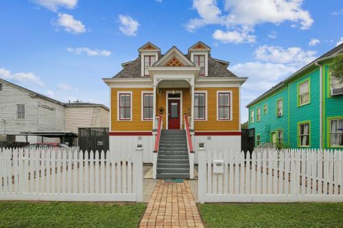 San Jacinto House | AbFab Seaside Cottage