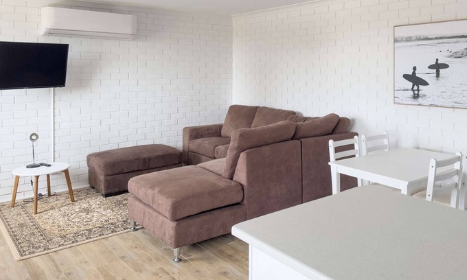 Singleton Apartment | Absolute beachfront! Freshly renovated beachy apartment. Free WIFI