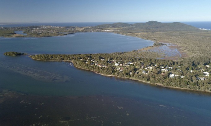 Green Point Cottage | Absolute lake front - lie in bed & listen to the fish jump!