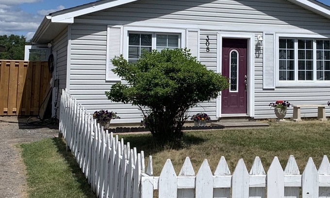 Thunder Bay House | accessible- parkside gem-3 bdm corefloor home-pet friendly.