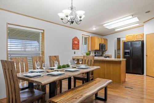 Finley House | Acres of Private & Spacious Country Escape!