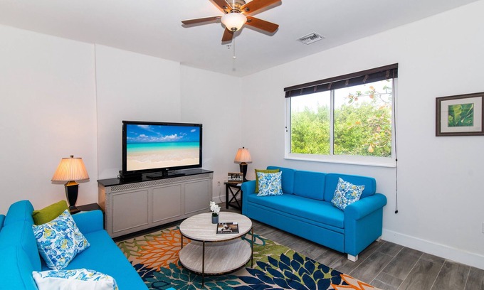 Seven Mile Beach Condo | Across from 7mile Beach - Near Palm Heights Hotel and Ritz Carlton