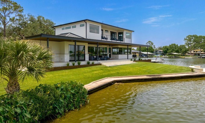 Granite Shoals House | Active & Relaxing Getaway: Pickleball, Basketball, Fire Pit & Room for 18 Guests