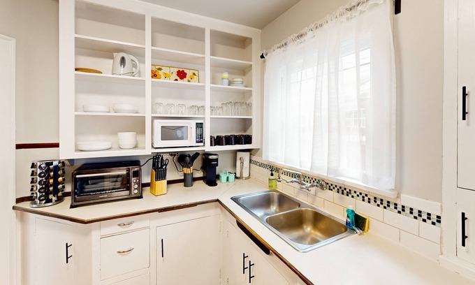 Green Lake House | Adorable Craftsman cottage with yard, deck & W/D - dog-friendly - near I-5