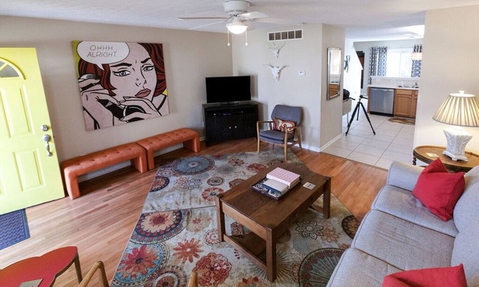 Paristown Pointe Apartment | ADORABLE -Lucky in KY Lodge, LOCATION, LOCATION, Highlands, EXPO, Downtown, NULU