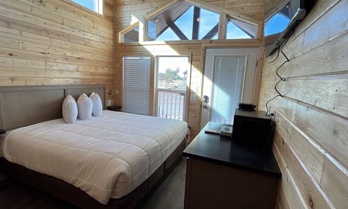 Valle Cottage | Adventure Stay! 20 Min to South Rim|King+Loft, No Kitchen