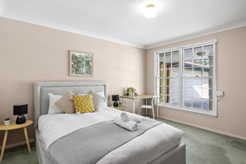 Pymble House | Affordable No-Frills Queen Room in Pymble - Shared Bathroom