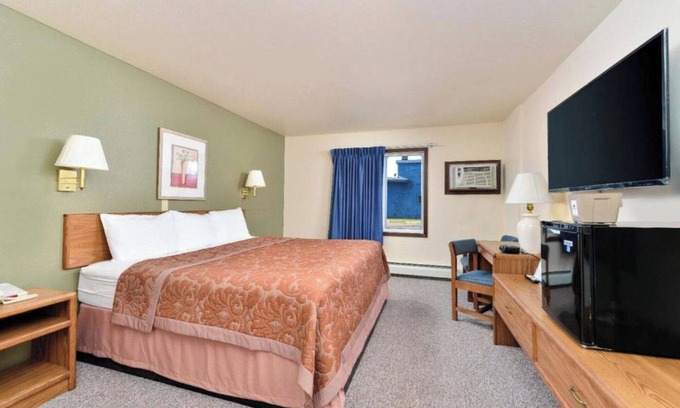 Staples Hotel | Affordable Room w/Private Bathroom & Complimentary Breakfast – Pet Friendly