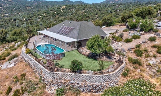 Ahwahnee House | Ahwahnee Hilltop Getaway - large modern home with amazing views