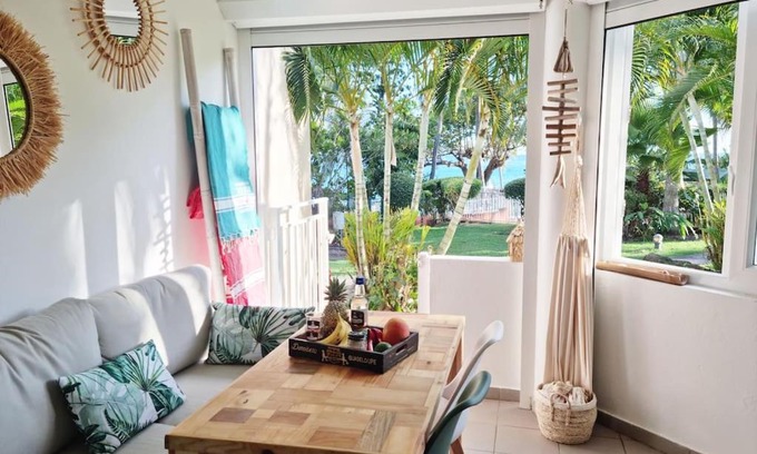 Pointe de la verdure Apartment | "Aimé Gwada", appartement à 40m de la plage, Rez-de-jardin tropical