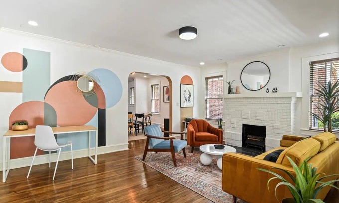 Edgewood House | Airbnb.com/p/DesignedByDom - Over 425 Reviews