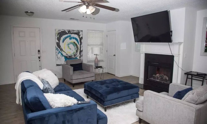Southwestern House | Airport Retreat Stylish Townhome
