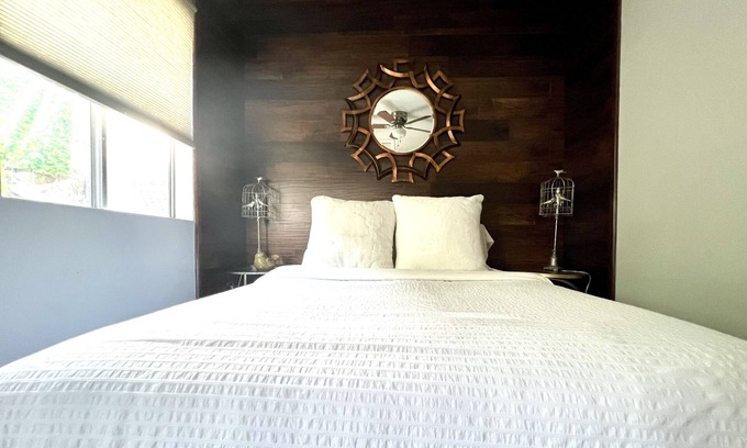 Vista Cottage | All New Interior Full Kitchen, Full Fence Yard, Pet Friendly, City Hideaway