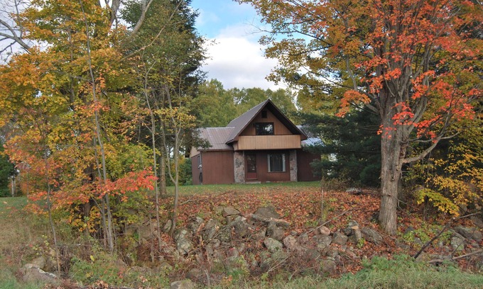 Bancroft Cottage | All-season Lakeview Cottage with Stone Fireplace