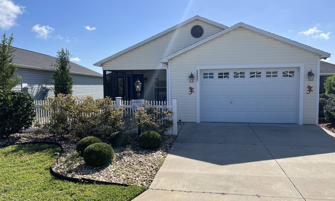 Wildwood Villa | All the Amenities of the VILLAGES with Golf Cart