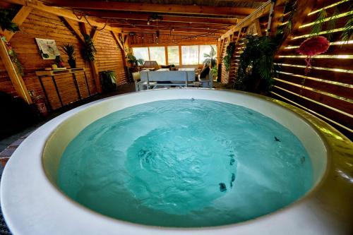 Andrychow House | Aloha Glamp - Okrągłe domki - Las i rzeka - Balia - Sauna - Góry