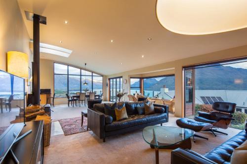Queenstown Villa | Alpine Luxury on London
