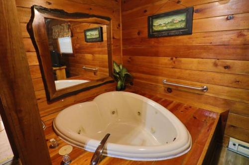 Helen House | Alpine Mountain Sweetheart Cabin Jacuzzi #6