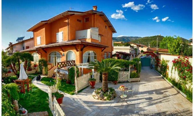 Capanne-Prato-Cinquale Villa | ALTIDO Villa Rosmarino