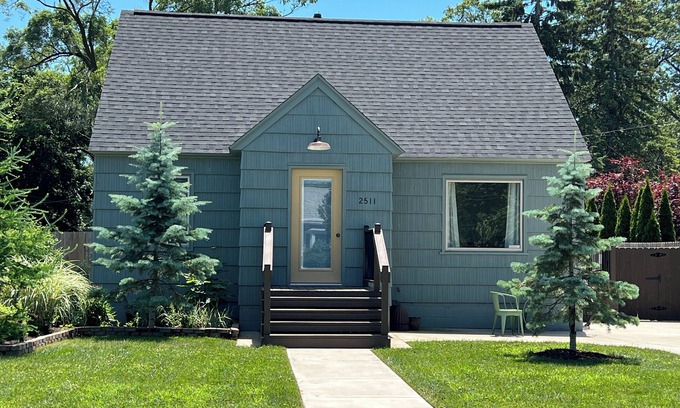 Lakeside House | Always Miner – Freshly Renovated 3BR, 2BA Muskegon Home Ready for Winter Stays