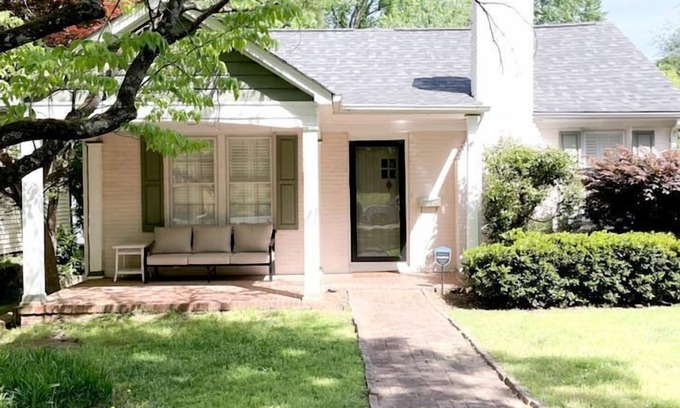 Plaza Midwood Cottage | Amazing Cottage with Great Sights in Charlotte, North Carolina