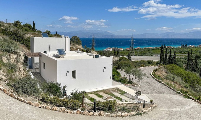 Evrostina House | Amazing home in Xylokastro with WiFi