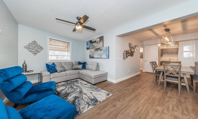 Downtown Dunedin Apartment | Amazing location, walk to shops, restaurants, festivals +