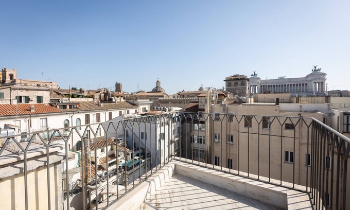 Rione III Colonna Apartment | Amazing Piazza Venezia with Jacuzzi and terracesn