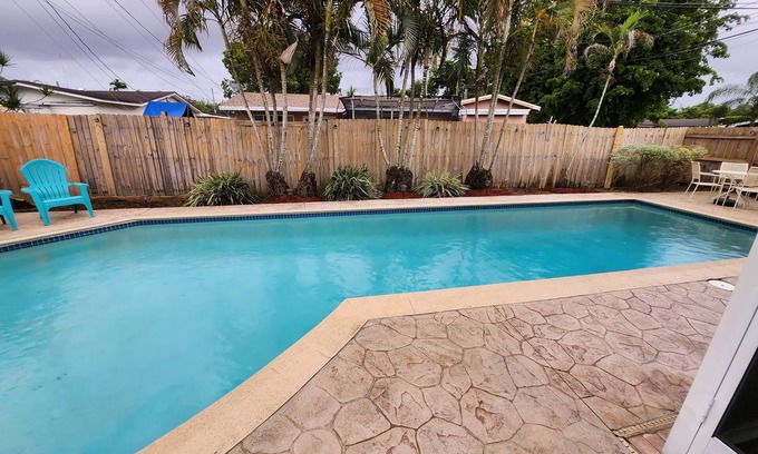 Miami Gardens House | Amazing Spacious 5 Bedroom Pool Home Home Away from Home in Great Location!