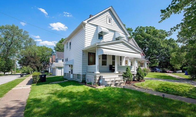 Cleveland House | Amber Hearth: Chic 1BR Private Basement | Laundry & Kitchenette 6 Min to Downtown